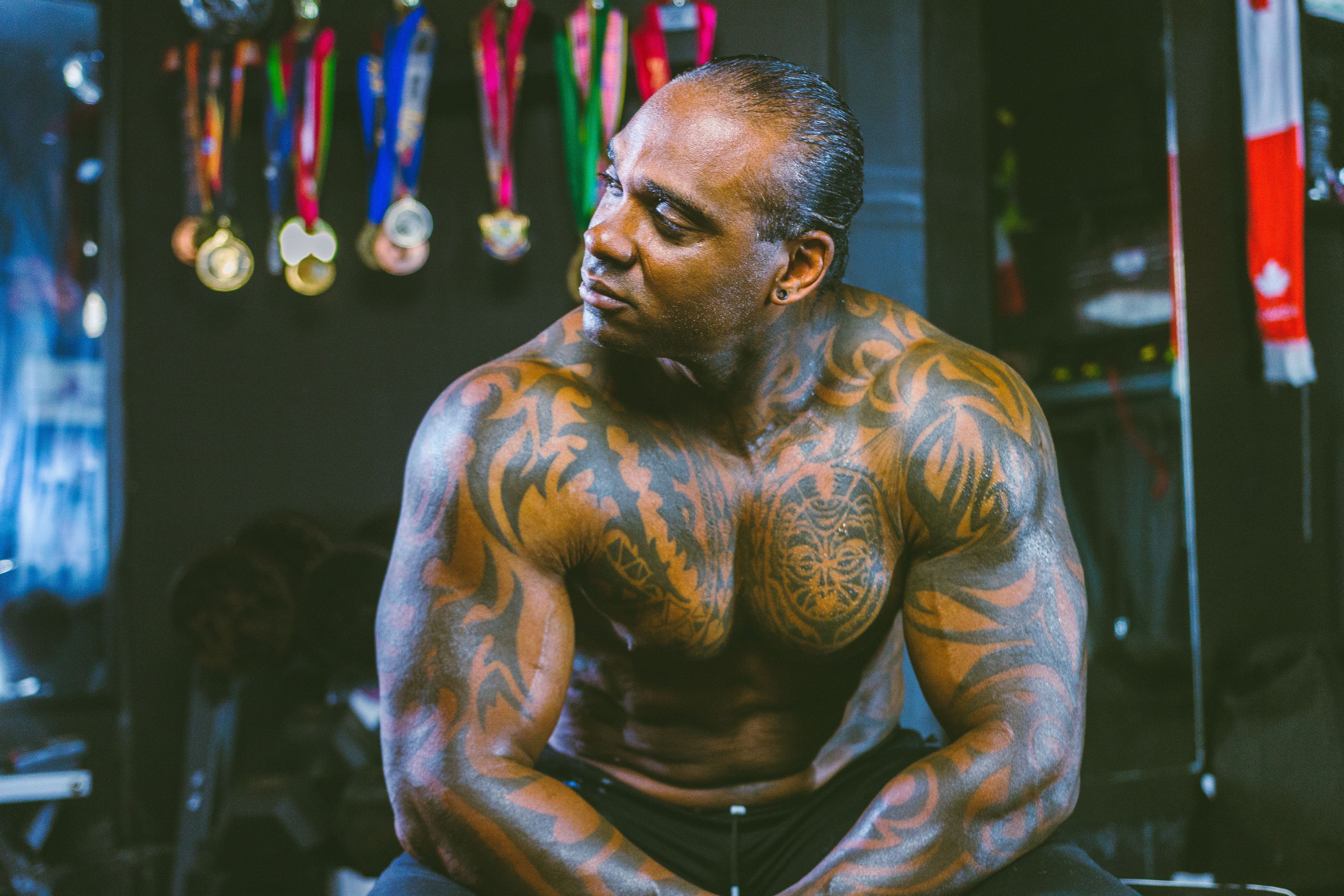 Fitness yarışmasında madalya kazanan sporcular