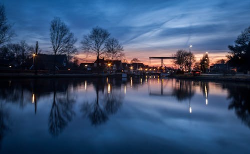 Free Houses Near to Body of Water Stock Photo