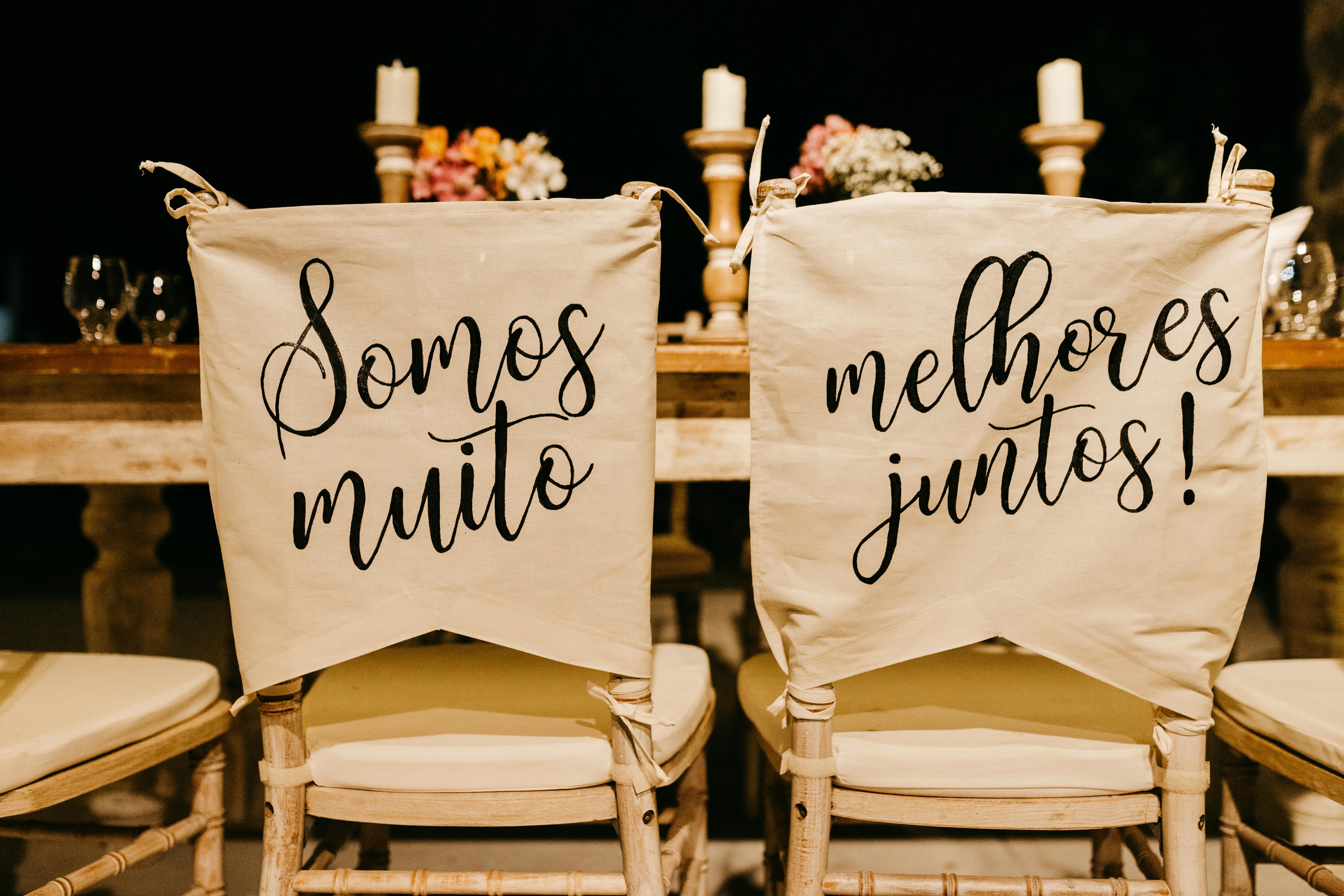 Charming wedding chairs adorned with a romantic message in Portuguese for a cozy setting.
