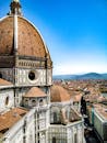 在托斯卡纳晴朗的天空映衬下，佛罗伦萨大教堂圆顶的标志性景观，是文艺复兴时期建筑的杰作