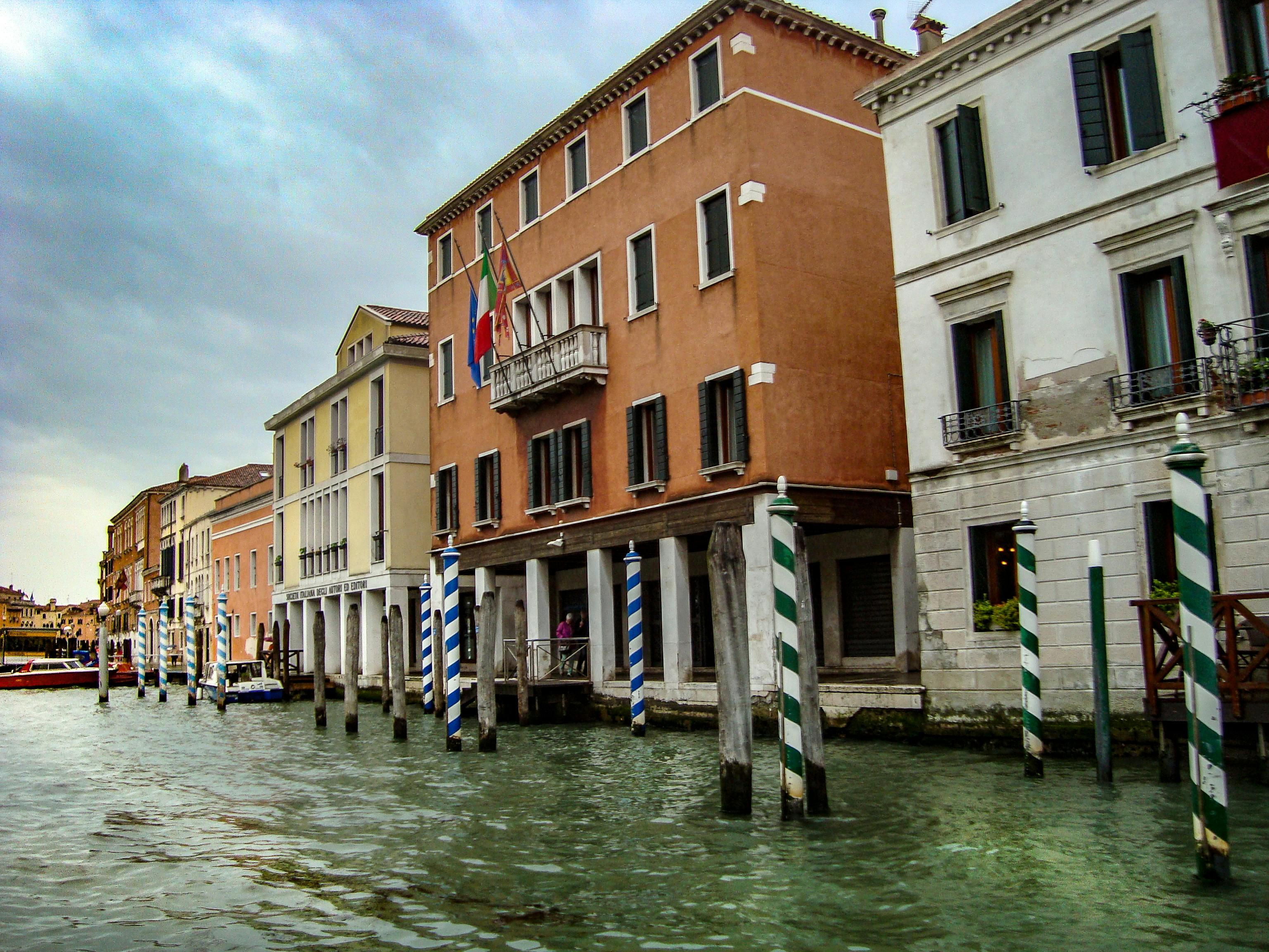 イタリア ヴェネツィア カラフルな家の無料の写真素材