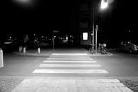 城市夜间的街景中，人行横道和自行车道都配有照明