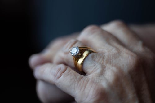 Kostnadsfria Kostnadsfri bild av bröllopsring, diamant, fingrar Stock foto