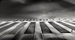 当代建筑的黑白景观，通过玻璃窗展示城市建筑设计