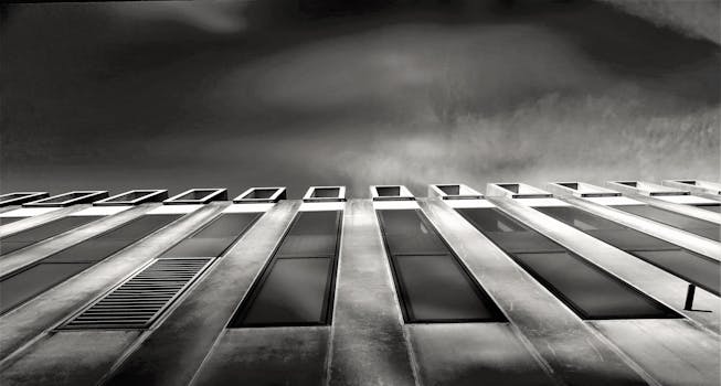 当代建筑的黑白景观，通过玻璃窗展示城市建筑设计