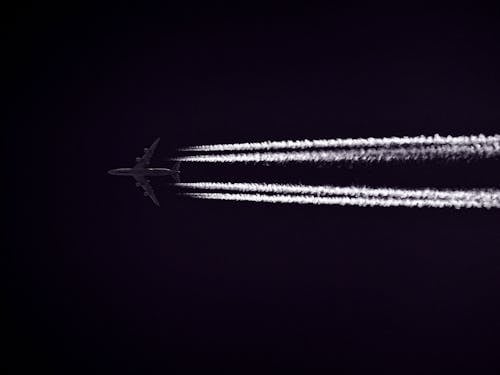 Фотография самолета через облака в ночное время