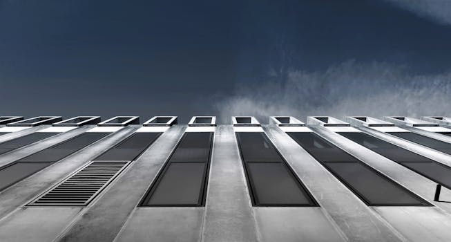 这座引人注目的现代化建筑采用极简主义设计，配有玻璃窗和流畅的线条