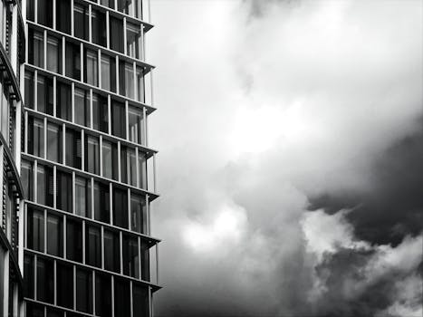 一座现代摩天大楼在阴沉的天空映衬下，展现了当代建筑的风貌