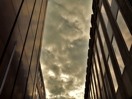Due Grattacieli Neri Sotto Il Cielo Nuvoloso Grigio