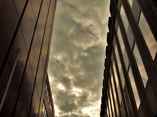 Zwei Schwarze Hochhäuser Unter Grauem Bewölktem Himmel