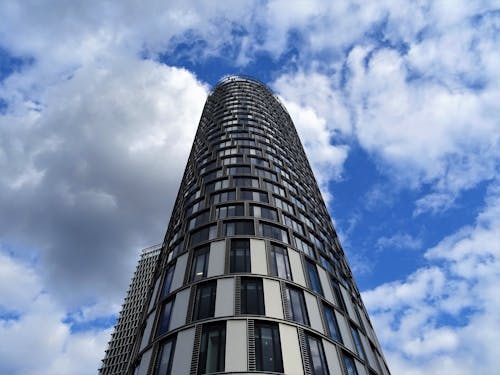 Edifício De Concreto Cinza Durante O Céu Nublado