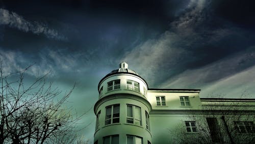 Casa Dipinta Di Bianco Sotto Il Cielo Nuvoloso