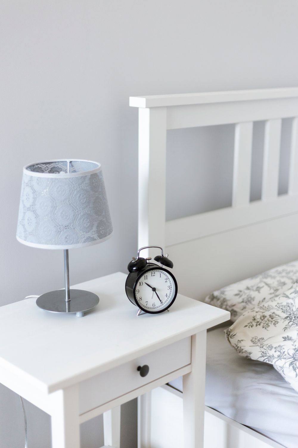 Dormitorio minimalista con mesilla y lampara de diseno