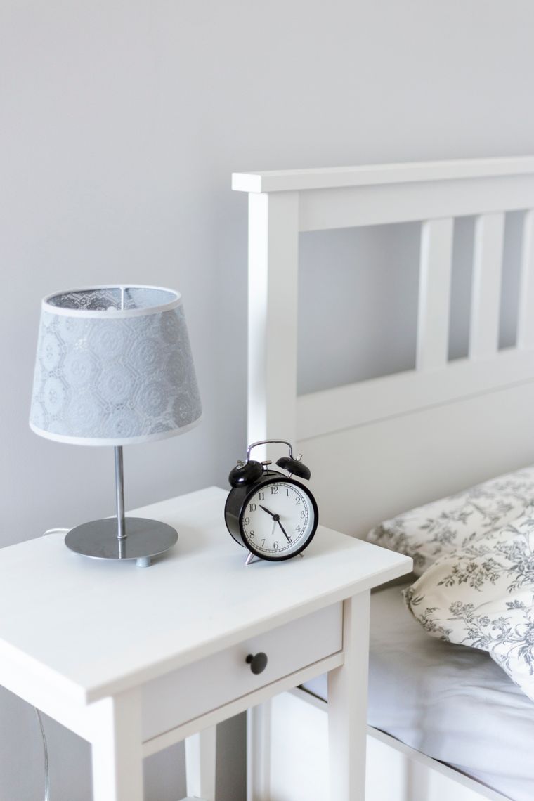 Dormitorio minimalista con mesilla y lampara de diseno