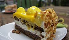 特写镜头下的美味蛋糕片，配有柠檬配料和杏仁片