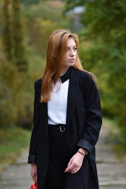 Hoy suéter de trenzas bajo un abrigo negro largo, muy cómodo, y la bolsa roja como único toque llamativo ❤️
#lookdeldia #inspolook #black #coat #sweater