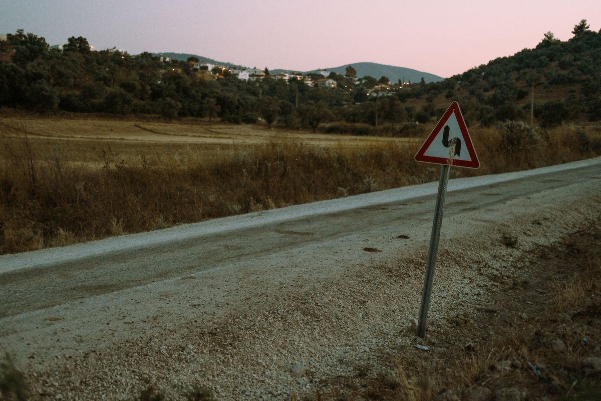 Indicator rutier de curba dubla pe un drum rural
