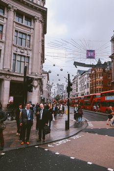 Rue animée de Londres avec architecture urbaine