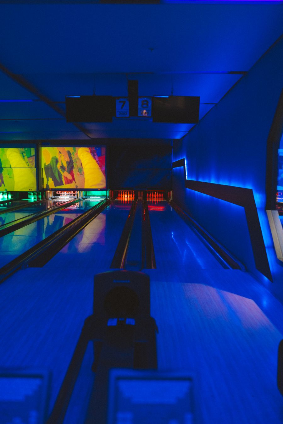 Pistes de bowling éclairées en intérieur