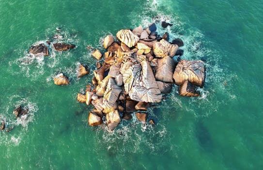 碧绿海浪环绕着岩石露头，鸟瞰图令人惊叹，景色宁静而优美