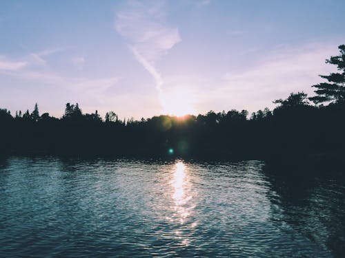Ilmainen kuvapankkikuva tunnisteilla auringonlasku, forest wallpaper, järven puolella