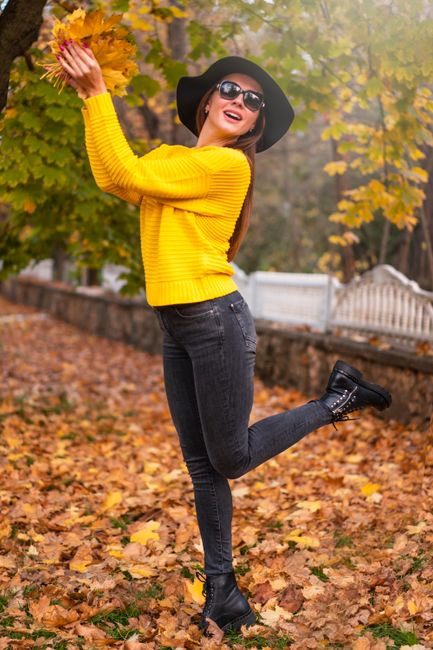 Heute gelber Strick vor einem Haufen Herbstlaub, und den schwarzen Hut hab ich mir tief ins Gesicht gezogen 🍂 Einfach gemütlich.
#lookdestages #yellow #sweater #jeans