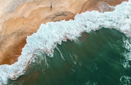 海浪在沙滩上