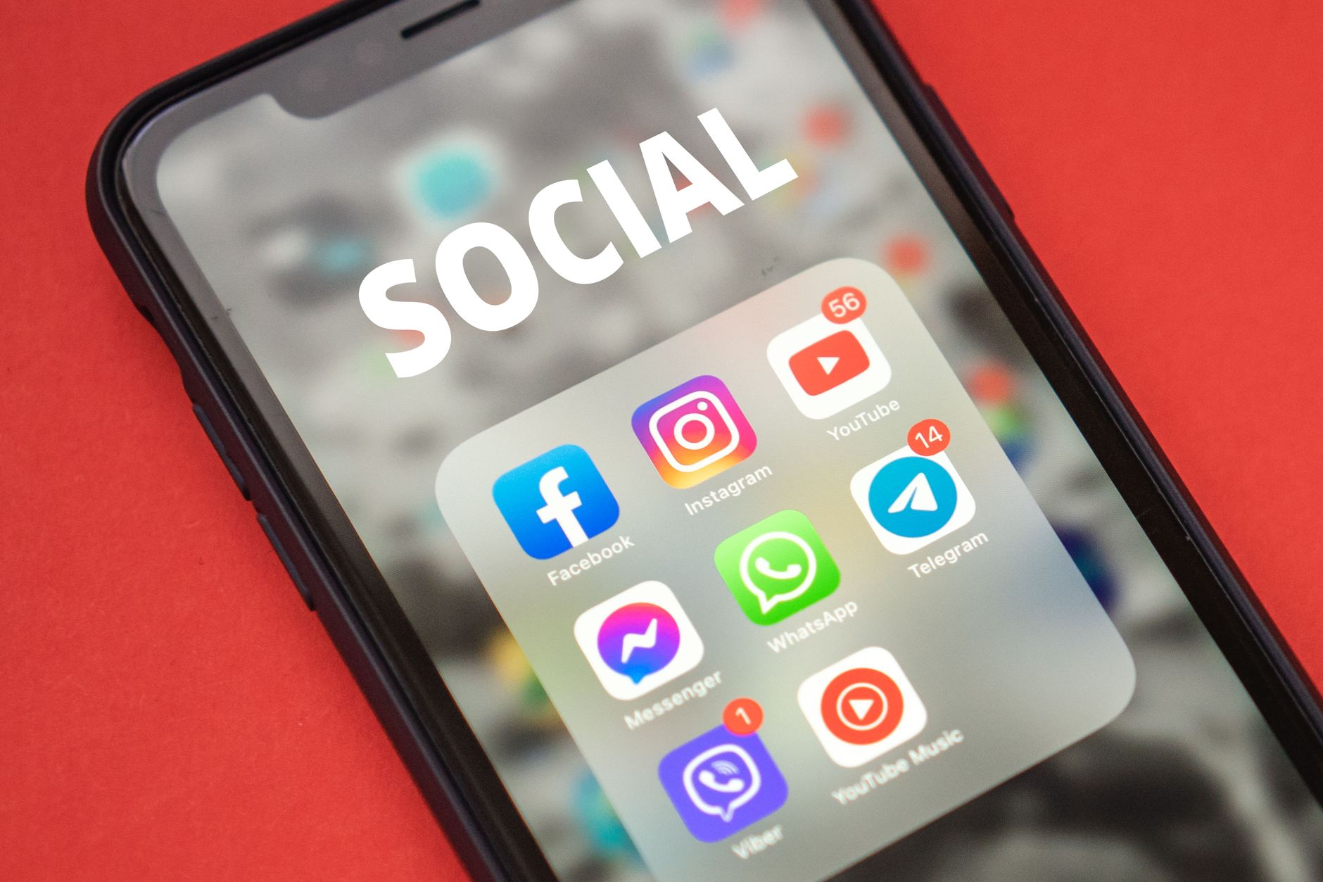 Smartphone affichant des applications de réseaux sociaux populaires pour cibler différentes audiences
