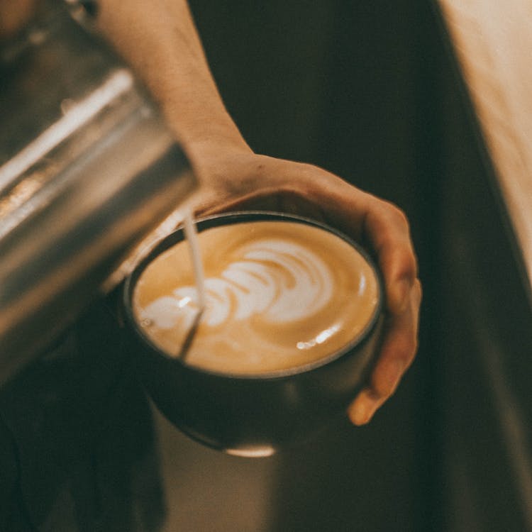 Kostenloses Stock Foto zu cappuccino, festhalten, getränk