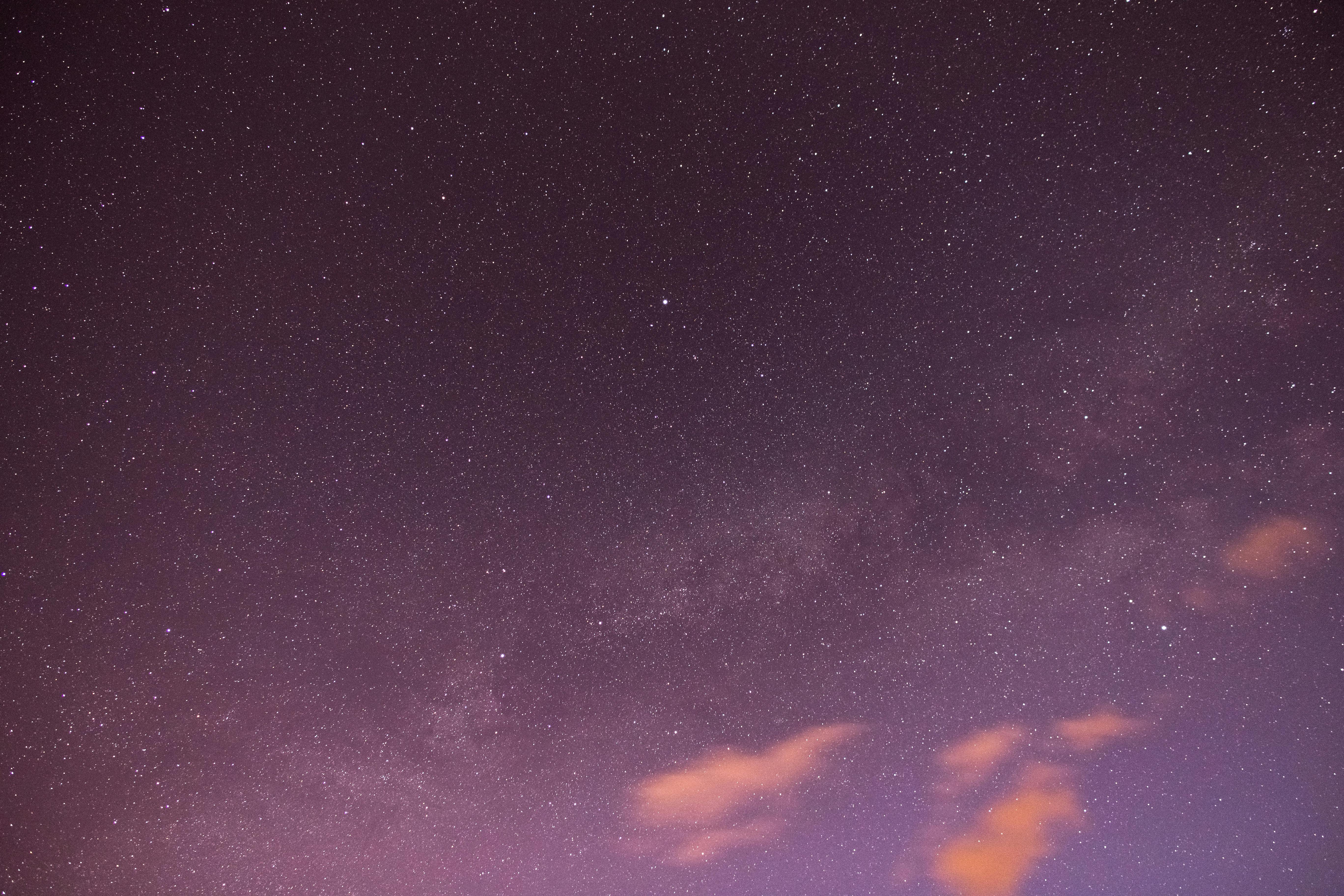 夜空宁静，繁星点点，银河在黑暗的背景下清晰可见