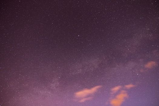 夜空宁静，繁星点点，银河在黑暗的背景下清晰可见