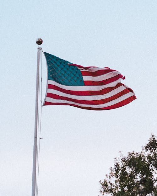 Бесплатное стоковое фото с американский флаг, вертикальный выстрел, небо