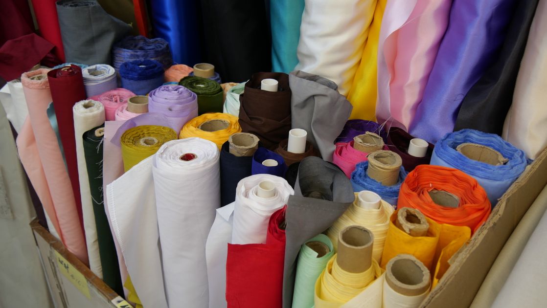 Cuộn vải polyester nhiều màu sắc tại kho vải sỉ TPHCM — mua vải polyester sỉ tphcm