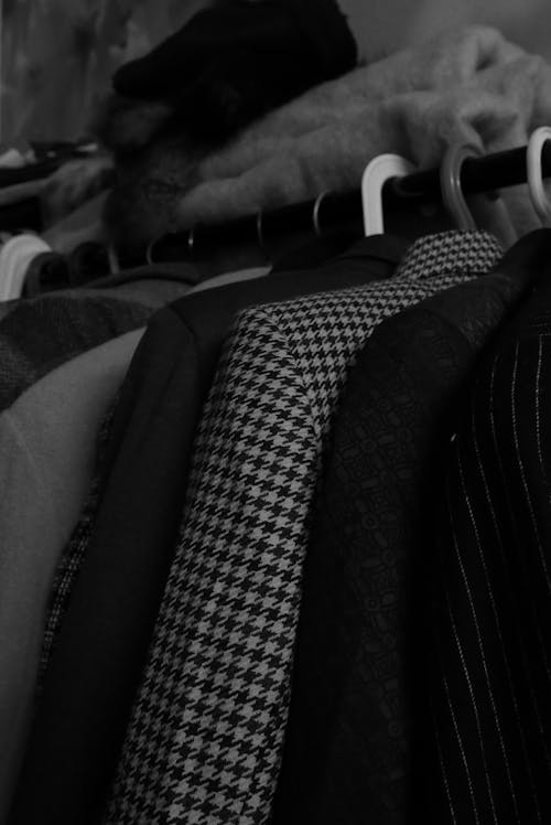 Foto profissional grátis de armário de roupa, cabides, casacos