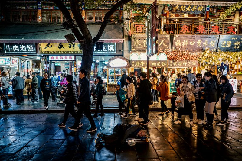 Mercado noturno de Xi'an, com letreiros coloridos