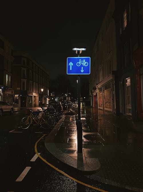 Безкоштовне стокове фото на тему «велосипедний провулок, вертикальні постріл, вулиця міста»