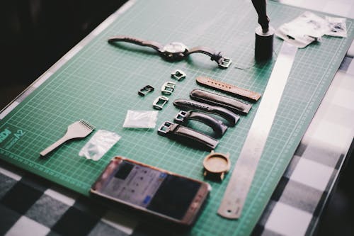 Regarder Avec Des Bracelets à Côté Du Smartphone Sur La Table