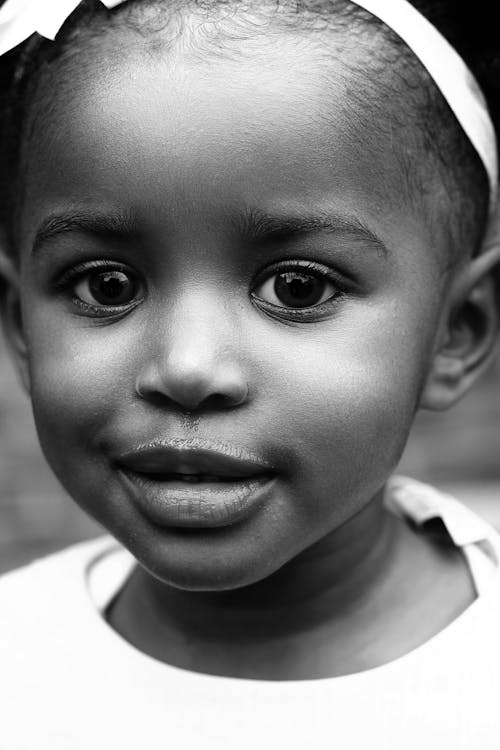 Free Grayscale Photo of a a Pretty Girl Smiling Stock Photo