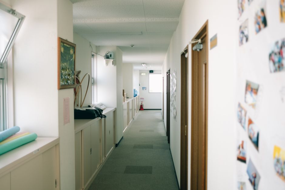 装飾と開いたドアがある広々とした明るい室内廊下。