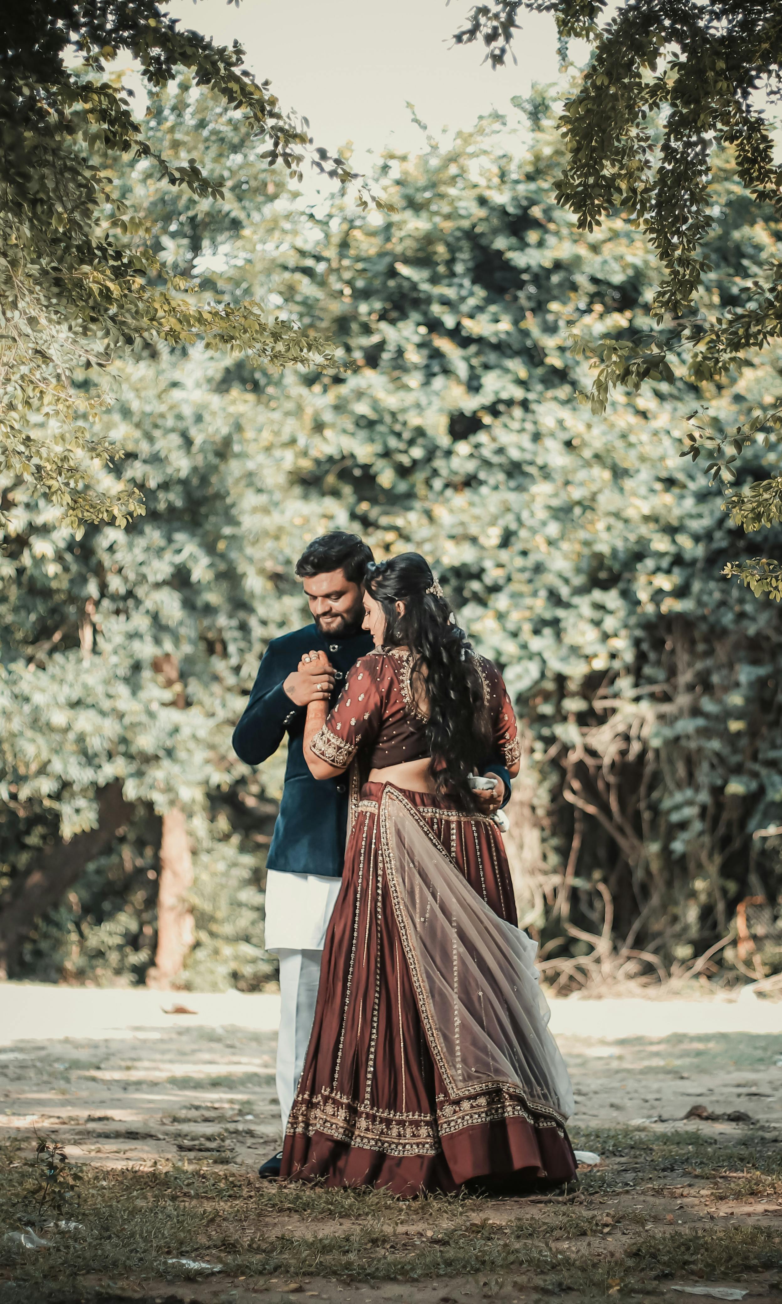 8 Ideas for Best Indian wedding couple poses | Sandeep Shokeen