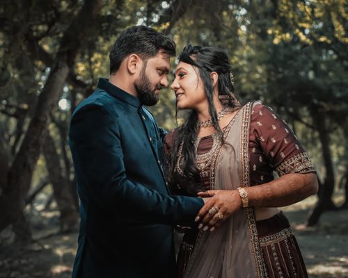 Free Indian couple in traditional attire sharing a romantic moment outdoors during their wedding celebration. Stock Photo