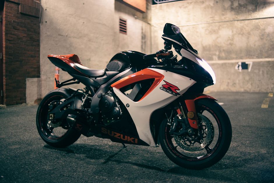 Historia Suzuki: Od krosien do motoryzacyjnej potęgi