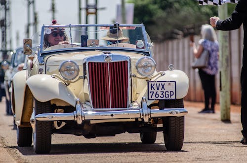 Foto d'estoc gratuïta de carrer, conducció, cotxe antic