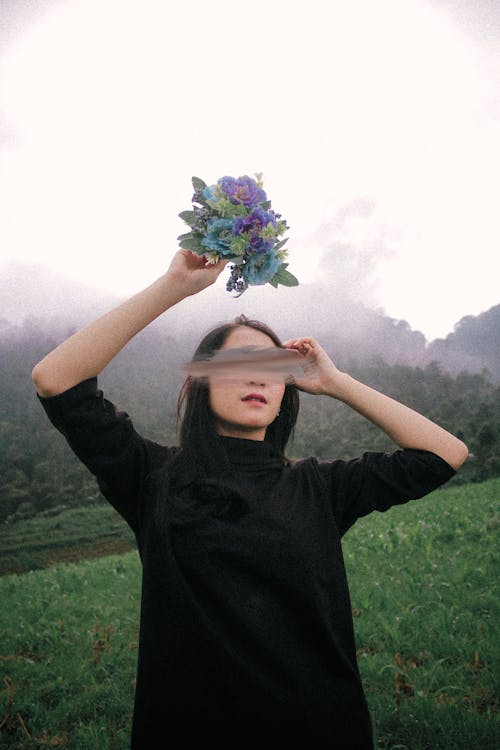 免費 一束花, 亞洲女人, 垂直拍攝 的 免費圖庫相片 圖庫相片