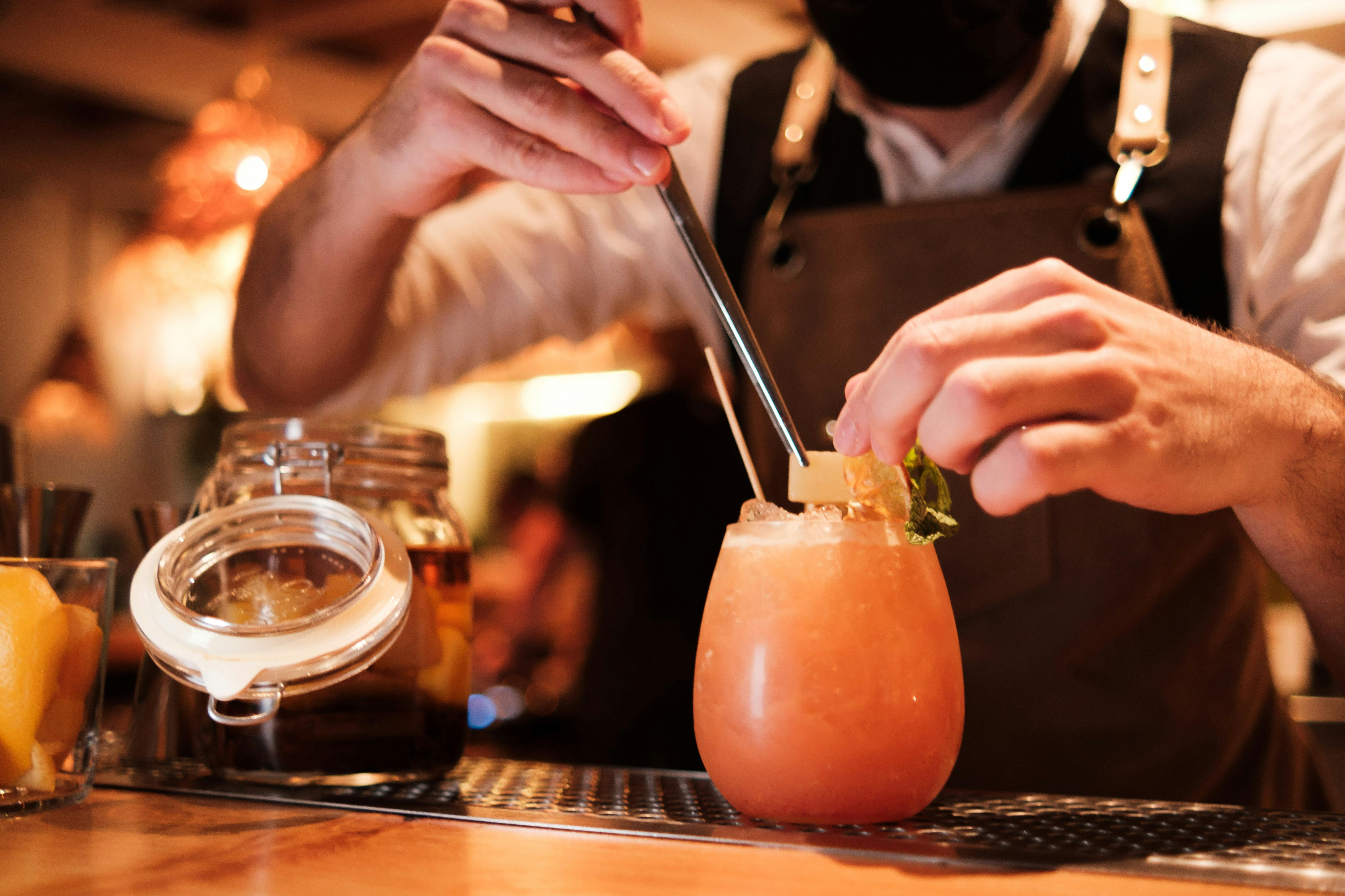 Mixing Techniques - mixologist career guide