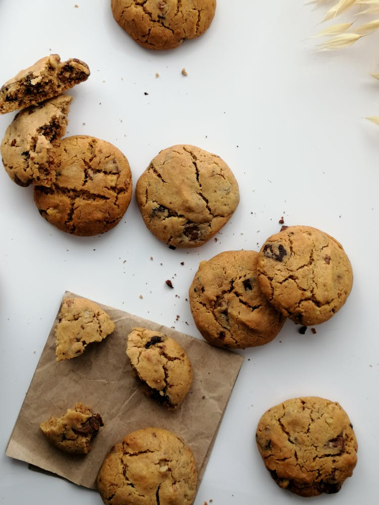 Crunchy Butter Cookies With Chocolate Chunks