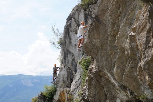 Foto profissional grátis de ação, alpinista, alto