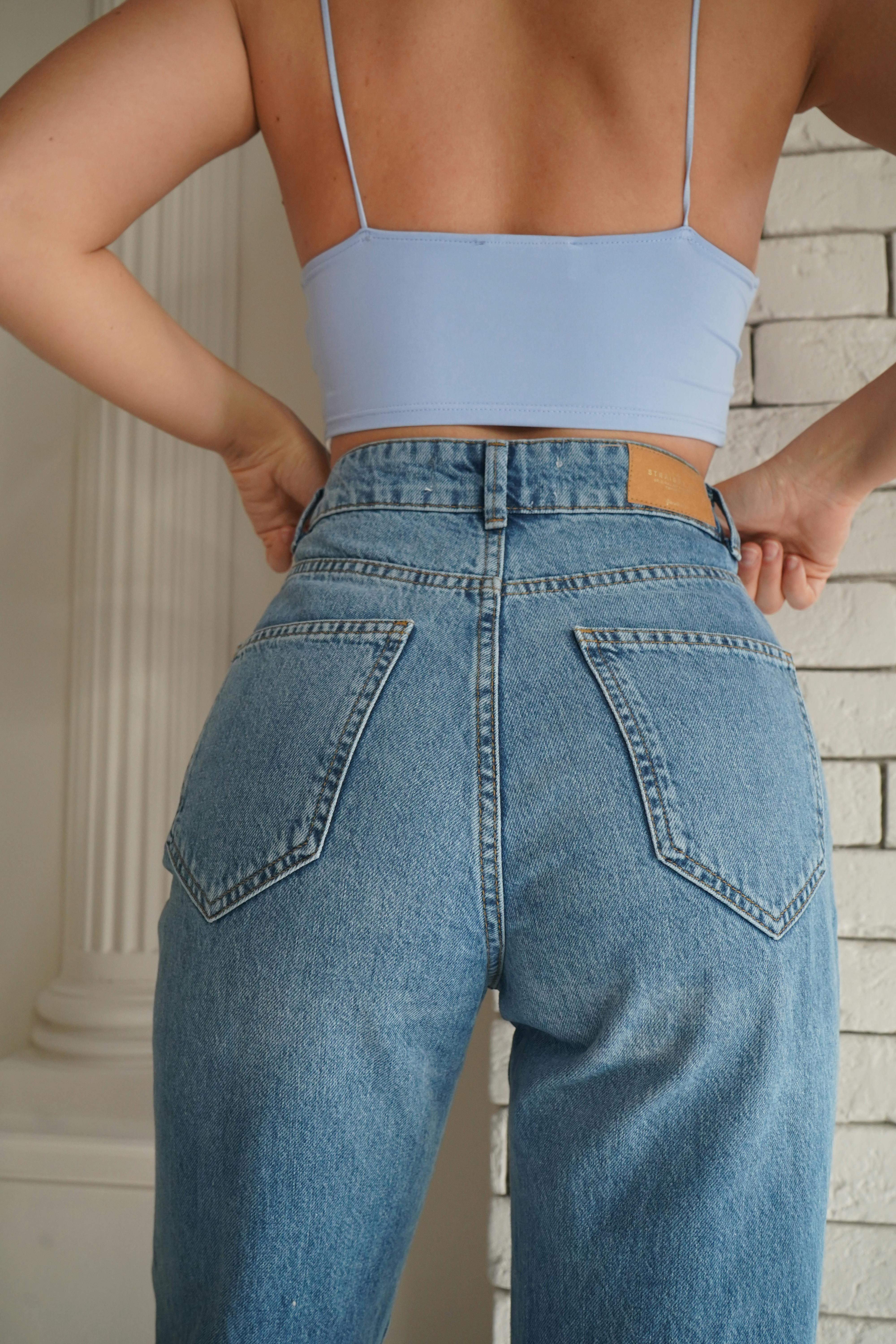 6,239 Crop Top Jeans Royalty-Free Photos and Stock Images