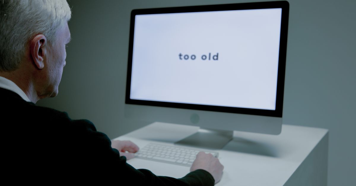 Adult Typing Learning: 4 Brain Differences That Matter