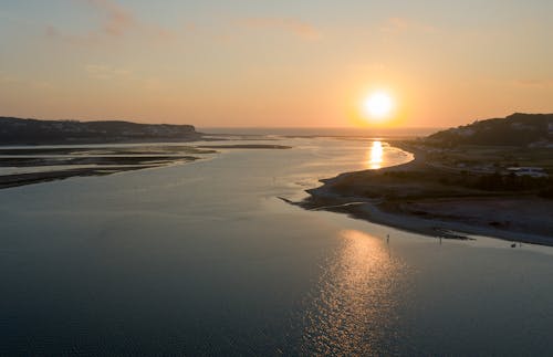 Foto d'estoc gratuïta de capvespre, cel taronja, foto des d'un dron